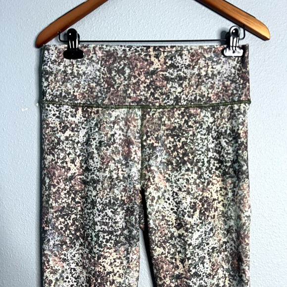 Fabletics Define PowerHold High Waisted 7/8 Womens Medium Earthen Color Camo - Picture 3 of 12